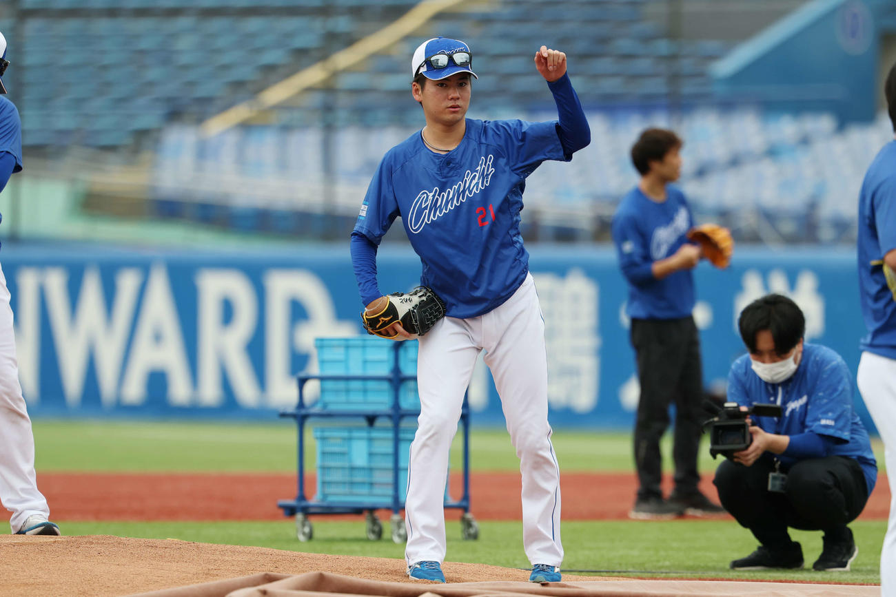 ヤクルト対中日　試合前練習でマウンドを確認する中日金丸（撮影・宮地輝）