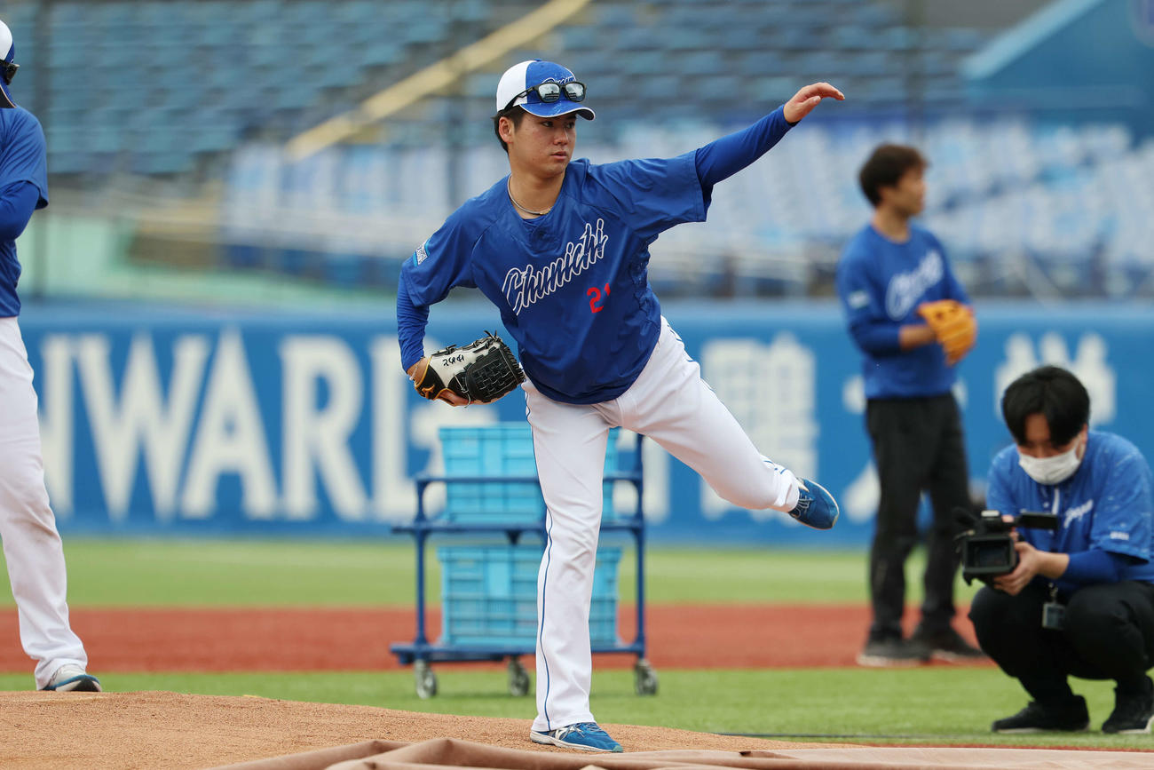 ヤクルト対中日　試合前練習でマウンドを確認する中日金丸（撮影・宮地輝）