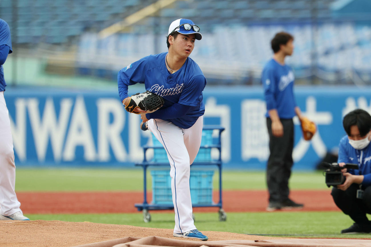 ヤクルト対中日　試合前練習でマウンドを確認する中日金丸（撮影・宮地輝）