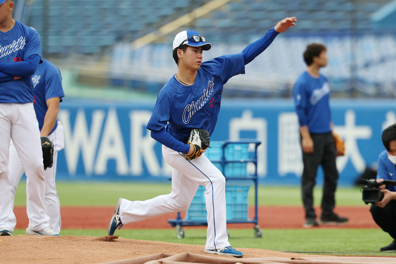 ヤクルト対中日　試合前練習でマウンドを確認する中日金丸（撮影・宮地輝）