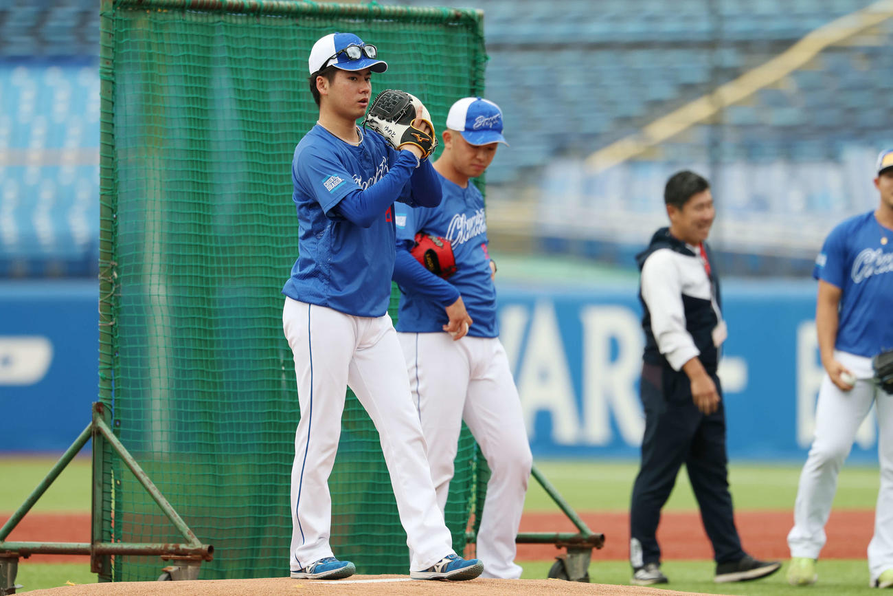 ヤクルト対中日　試合前練習でマウンドを確認する中日金丸（撮影・宮地輝）