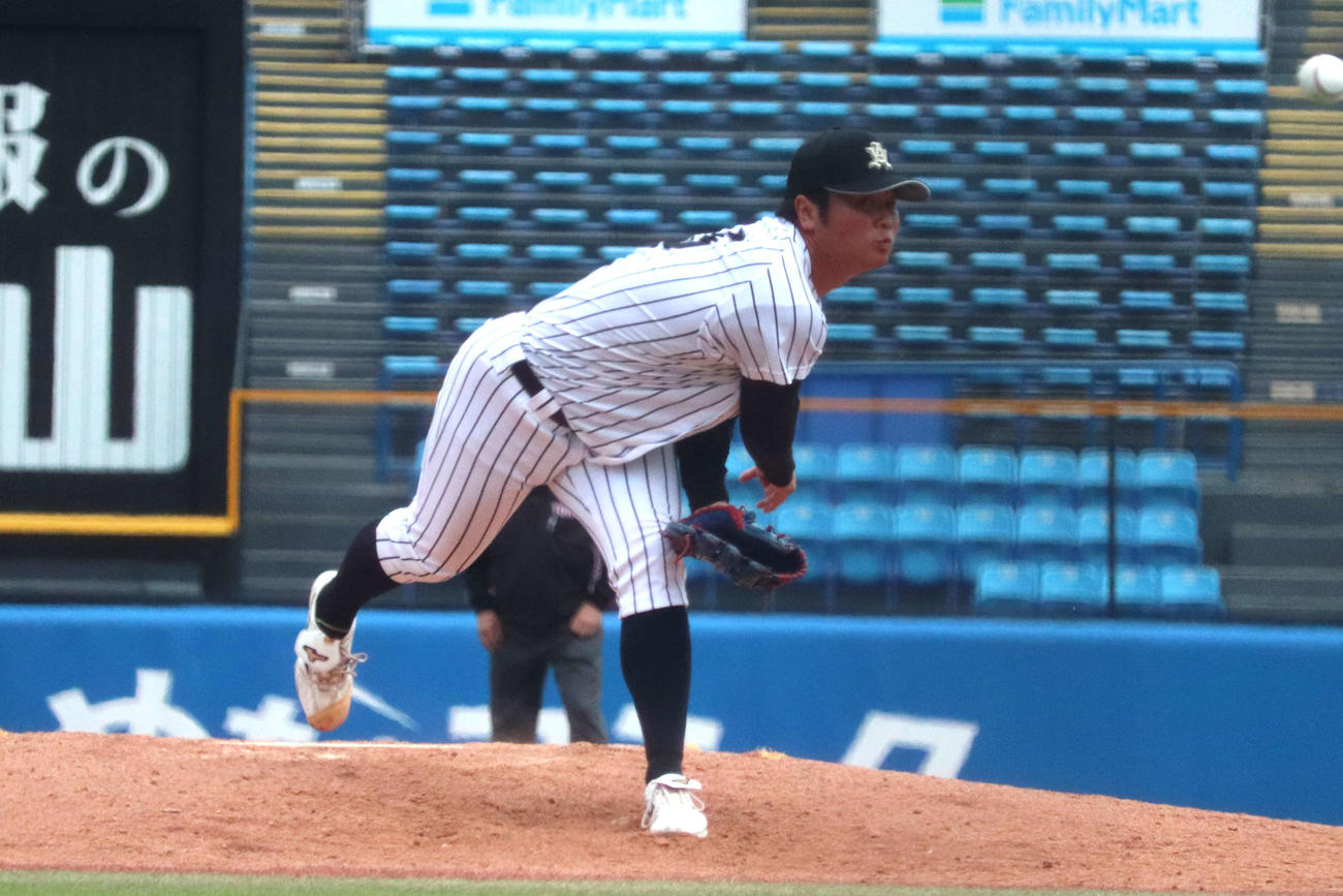 8回途中から3番手で登板し、1回2／3を無安打1四球で無失点に抑えた亜大・井上（撮影・保坂淑子）