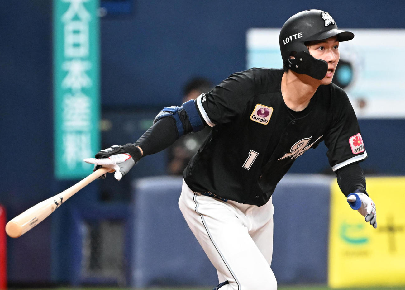 5月21日、オリックス戦で本塁打を放つロッテ藤原恭大