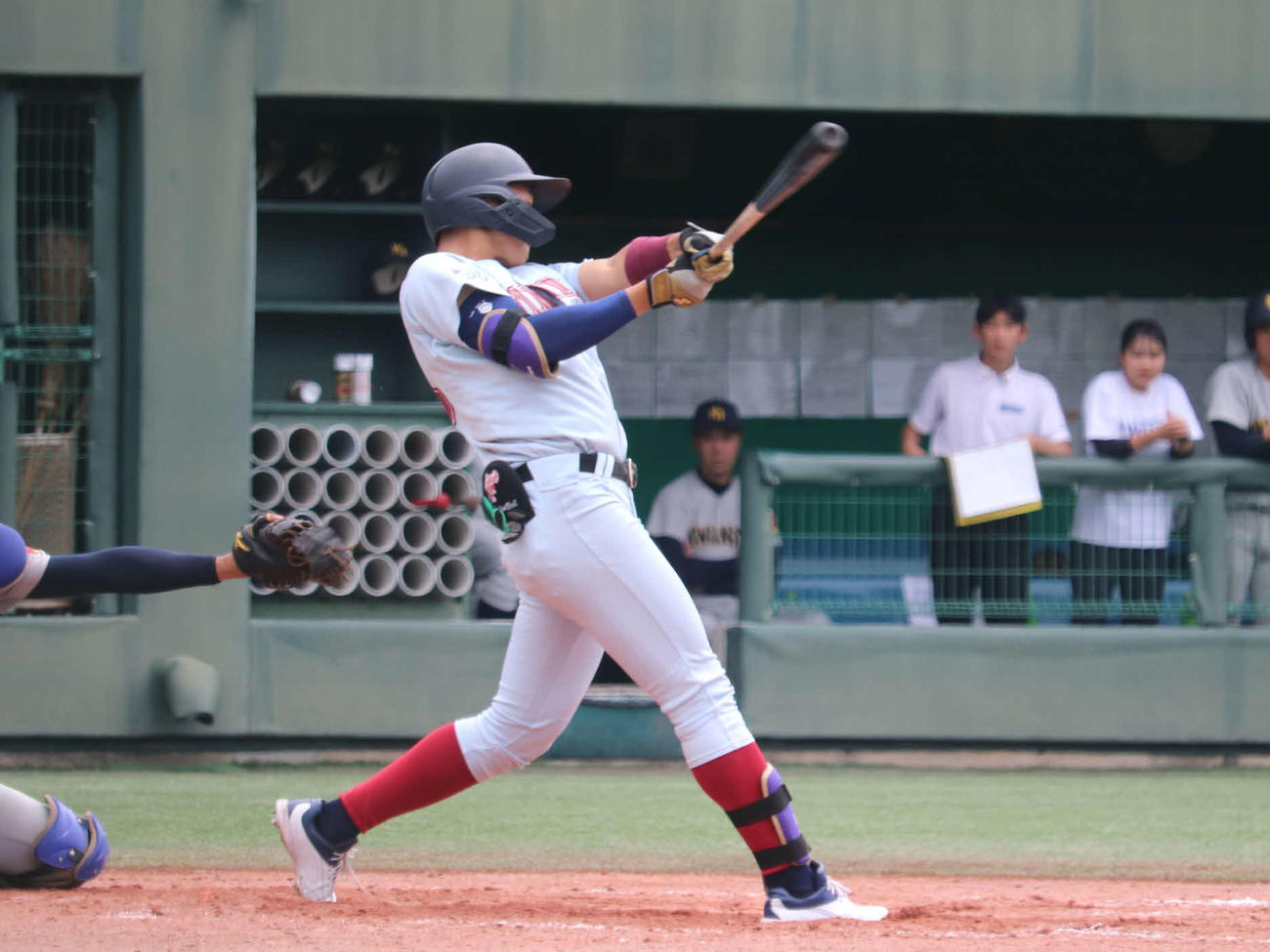 第6節3回戦　関学大対近大　3回1死に中前打を放った近大の4番・阪上（撮影・中島麗）