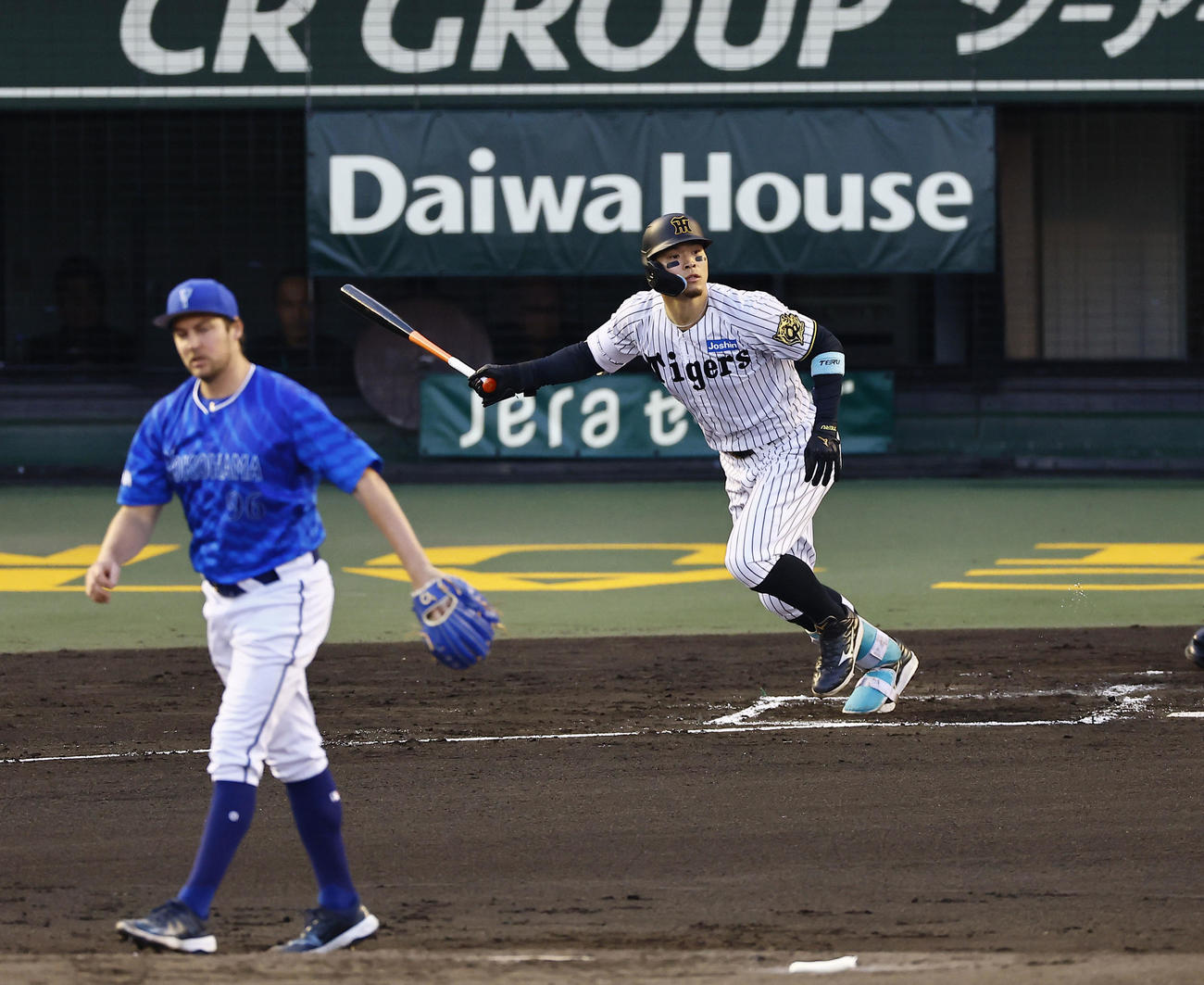 阪神対DeNA 2回裏阪神無死、佐藤輝は左越えに二塁打を放つ。投手バウアー（撮影・藤尾明華）