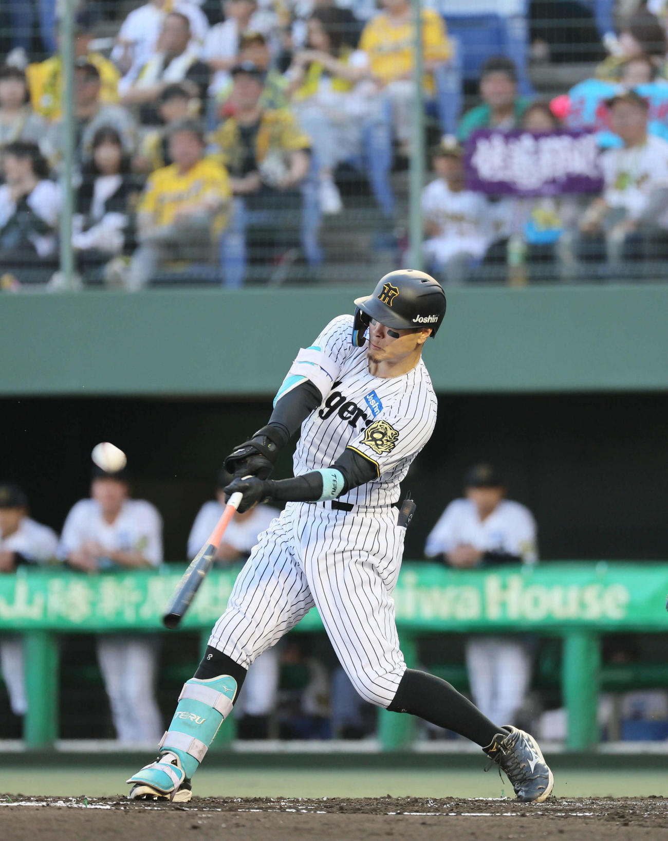 阪神対DeNA 2回裏阪神無死、佐藤輝は左翼へ二塁打を放つ（撮影・宮崎幸一）