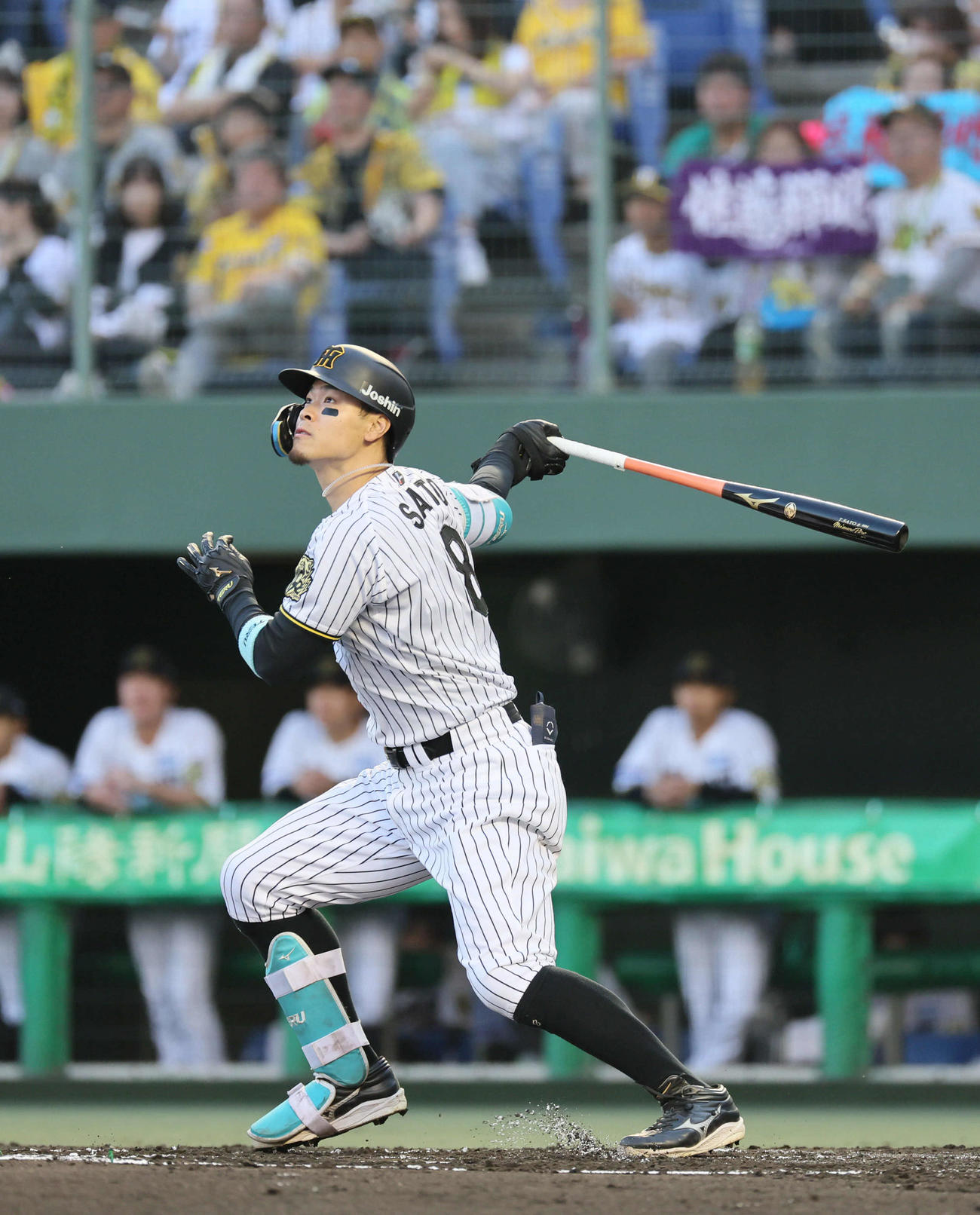 阪神対DeNA 2回裏阪神無死、佐藤輝は左翼へ二塁打を放つ（撮影・宮崎幸一）