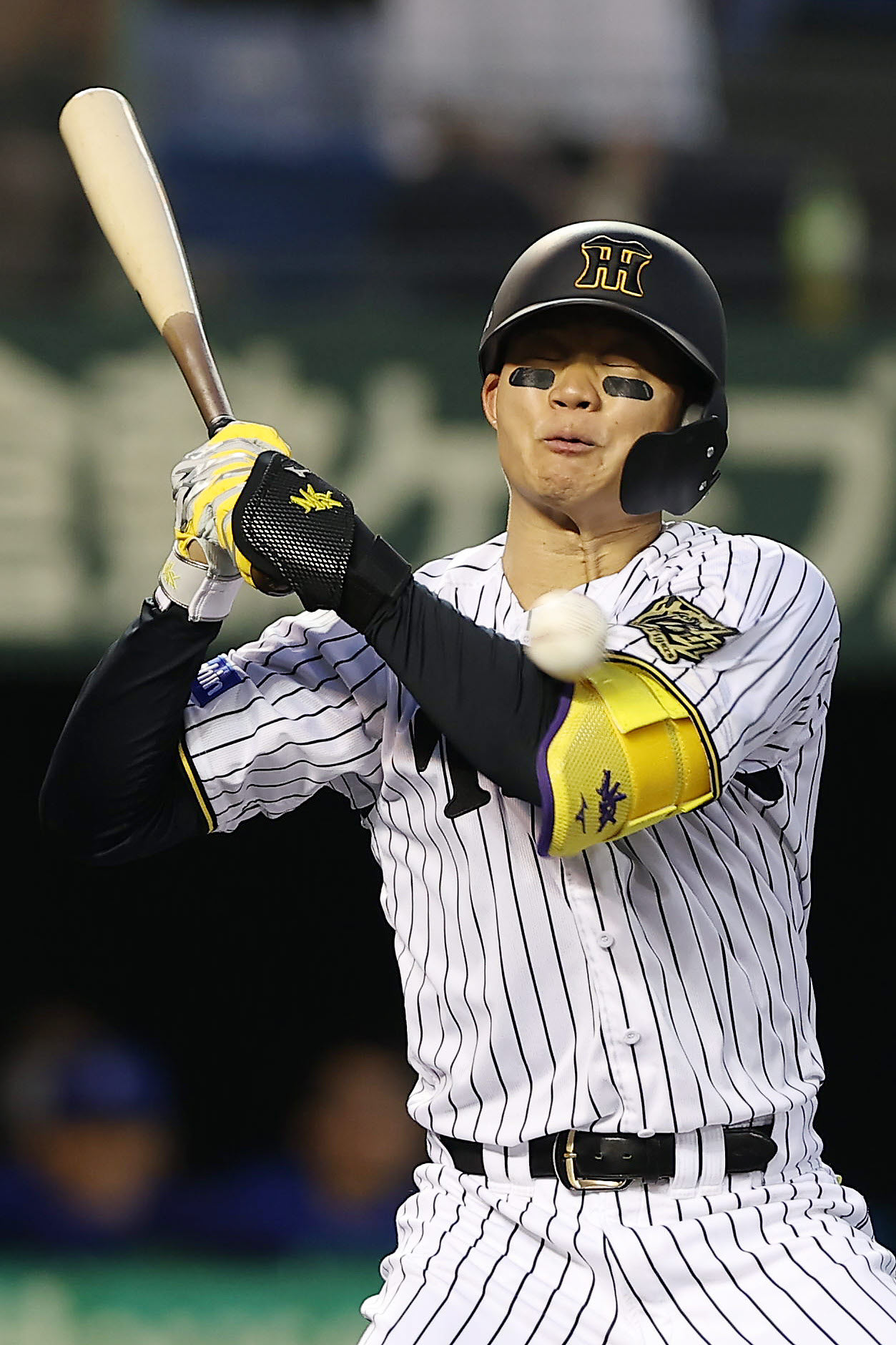 阪神対DeNA 4回裏阪神1死、死球を受ける森下（撮影・前田充）
