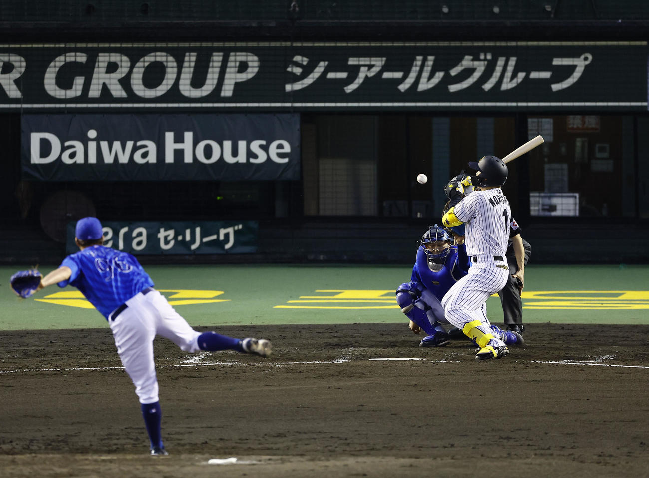阪神対DeNA 4回裏阪神1死、死球を受ける森下。投手バウアー（撮影・藤尾明華）