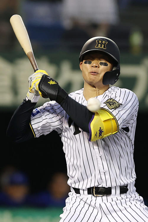 阪神】森下翔太が死球に一瞬立ち尽くしどよめき バウアー149キロが左腕