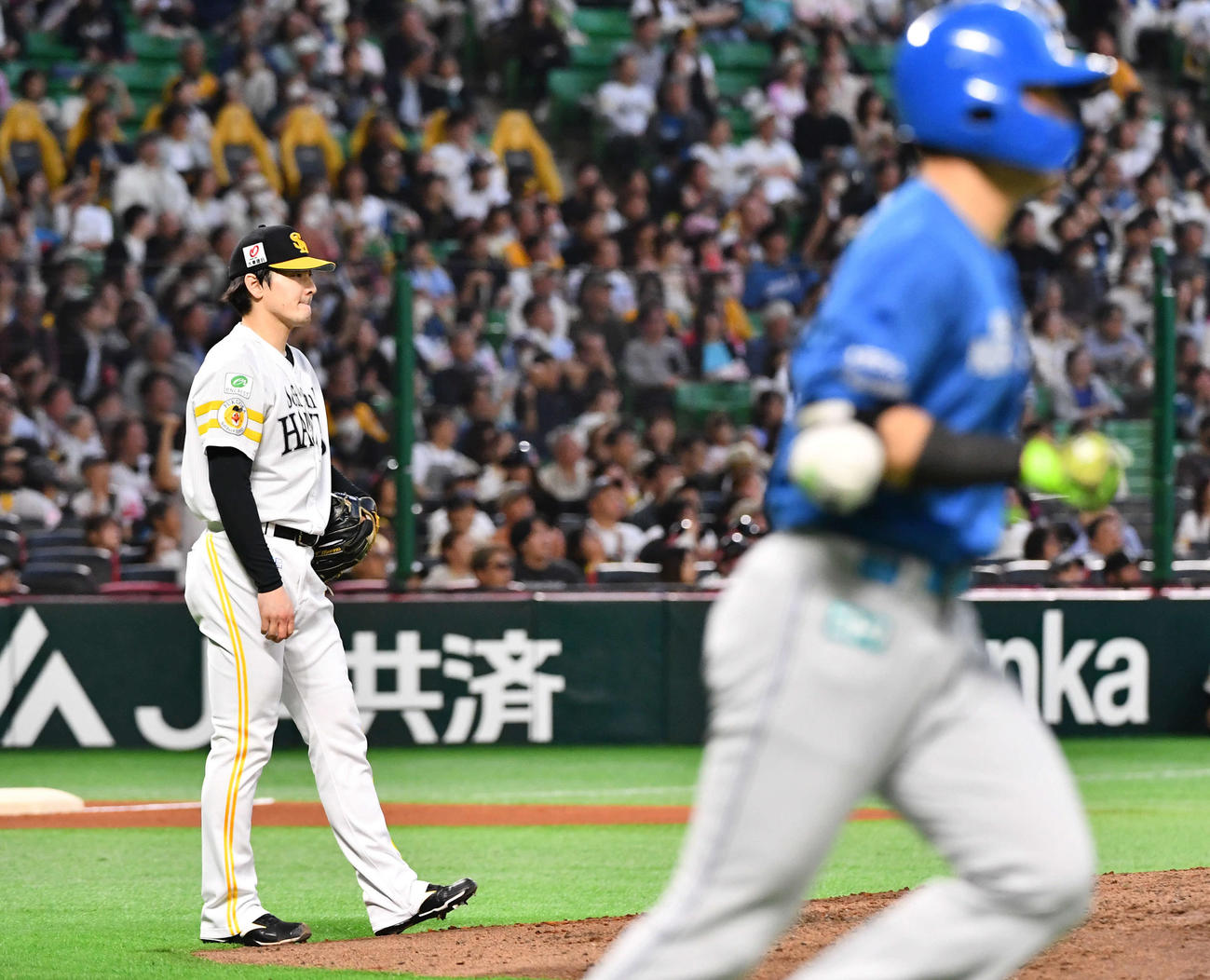 ソフトバンク対日本ハム　5回表日本ハム1死、清宮幸（右）に先制の右越え本塁打を打たれ、悔しそうな表情を見せる有原（撮影・岩下翔太）