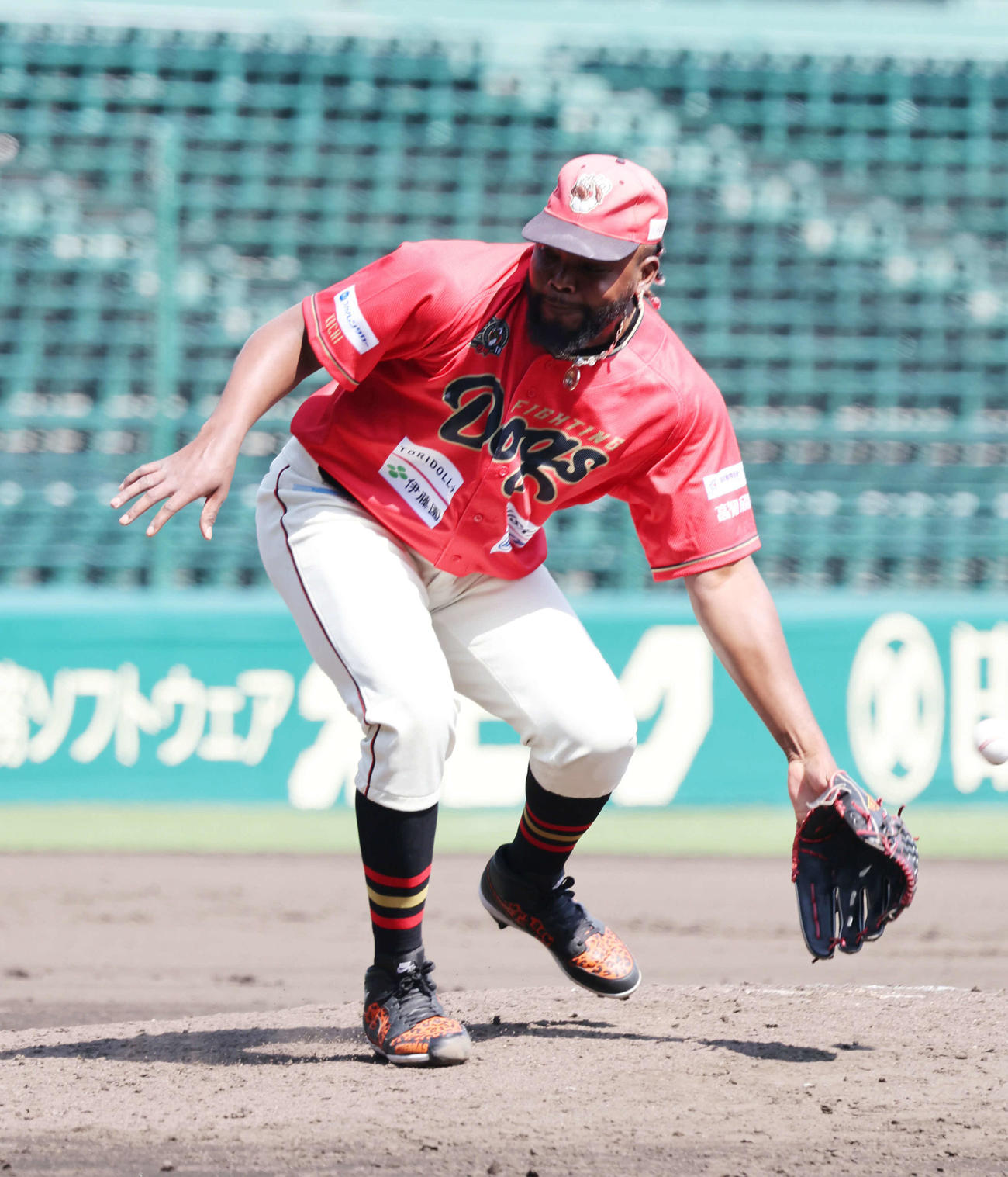阪神対独立L連合　6回から甲子園のマウンドに上がった阪神の元守護神の高知ドリスは福島の打球を捕れず（撮影・西尾就之）