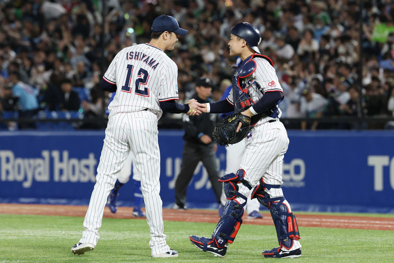 ヤクルト対中日　勝利の握手を交わすヤクルト石山（左）と中村悠（撮影・宮地輝）