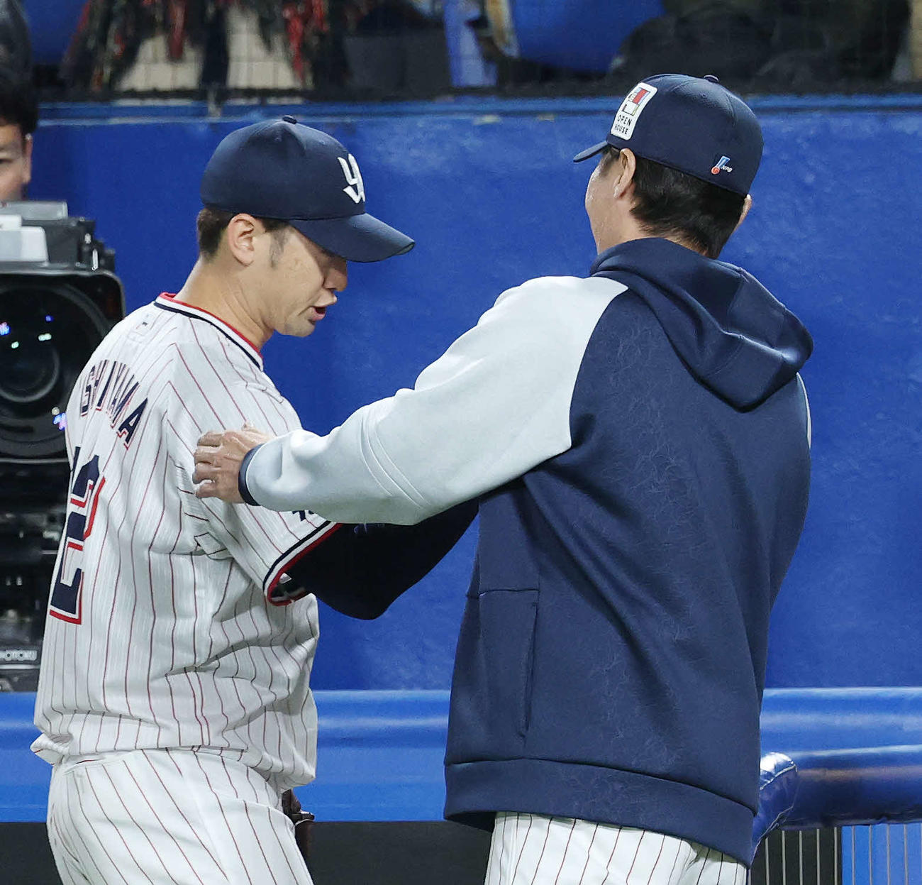 ヤクルト対中日　ヤクルト高津監督（右）と勝利のタッチを交わす石山（撮影・宮地輝）