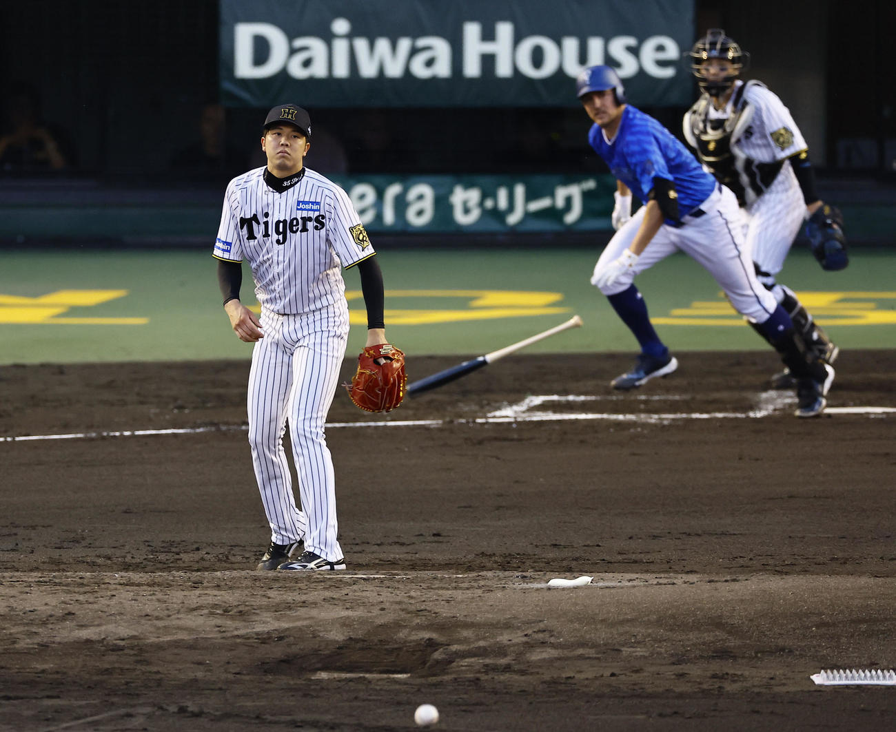 阪神対DeNA 3回表DeNA無死、バウアーに中前打を許す才木（撮影・藤尾明華）