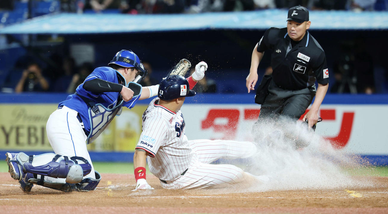 ヤクルト対中日　4回裏ヤクルト2死二塁、内山の左適時打で生還するオスナ（撮影・宮地輝）