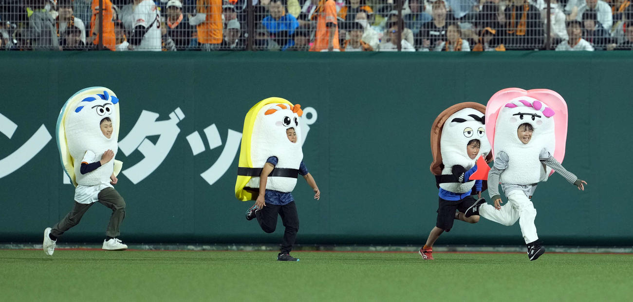 すしレースで盛り上がる巨人対広島戦（撮影・たえ見朱実）