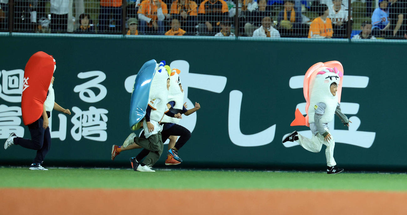 巨人対広島　すしレースで激走し1着になるエビ（撮影・浅見桂子）