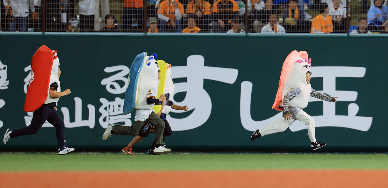 巨人対広島　すしレースで激走し1着になるエビ（撮影・浅見桂子）