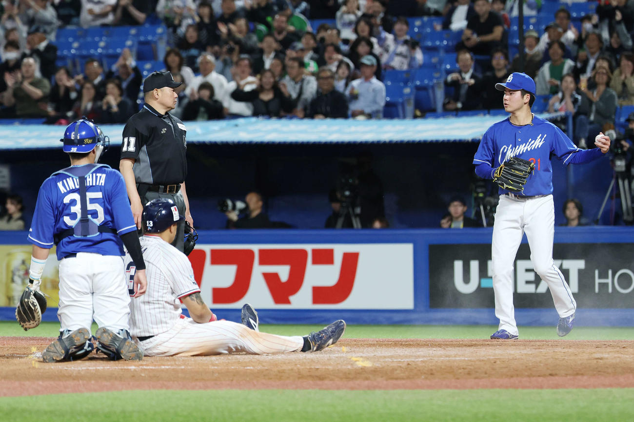 ヤクルト対中日　4回裏ヤクルト2死二塁、オスナの生還を許した金丸（撮影・宮地輝）