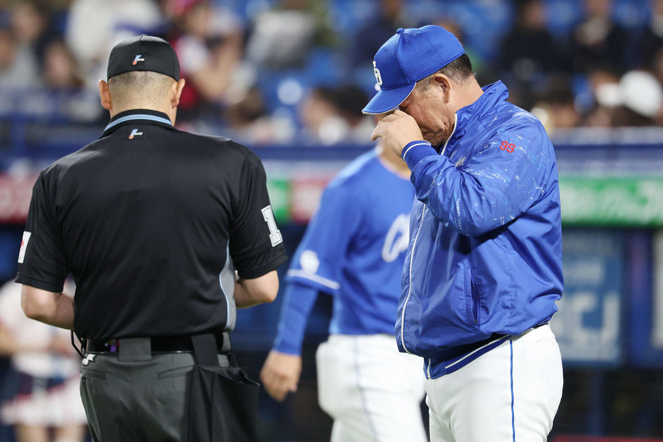 ヤクルト対中日　7回裏、厳しい表情で選手交代を告げる中日井上監督（撮影・宮地輝）