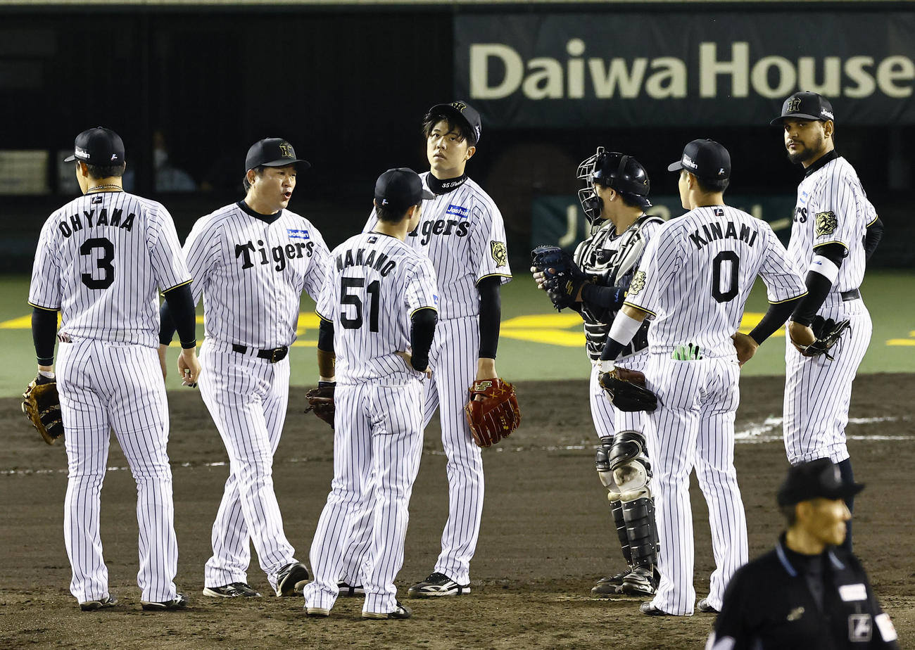 阪神対DeNA 7回表DeNA1死一、二塁、降板する才木（中央）（撮影・藤尾明華）