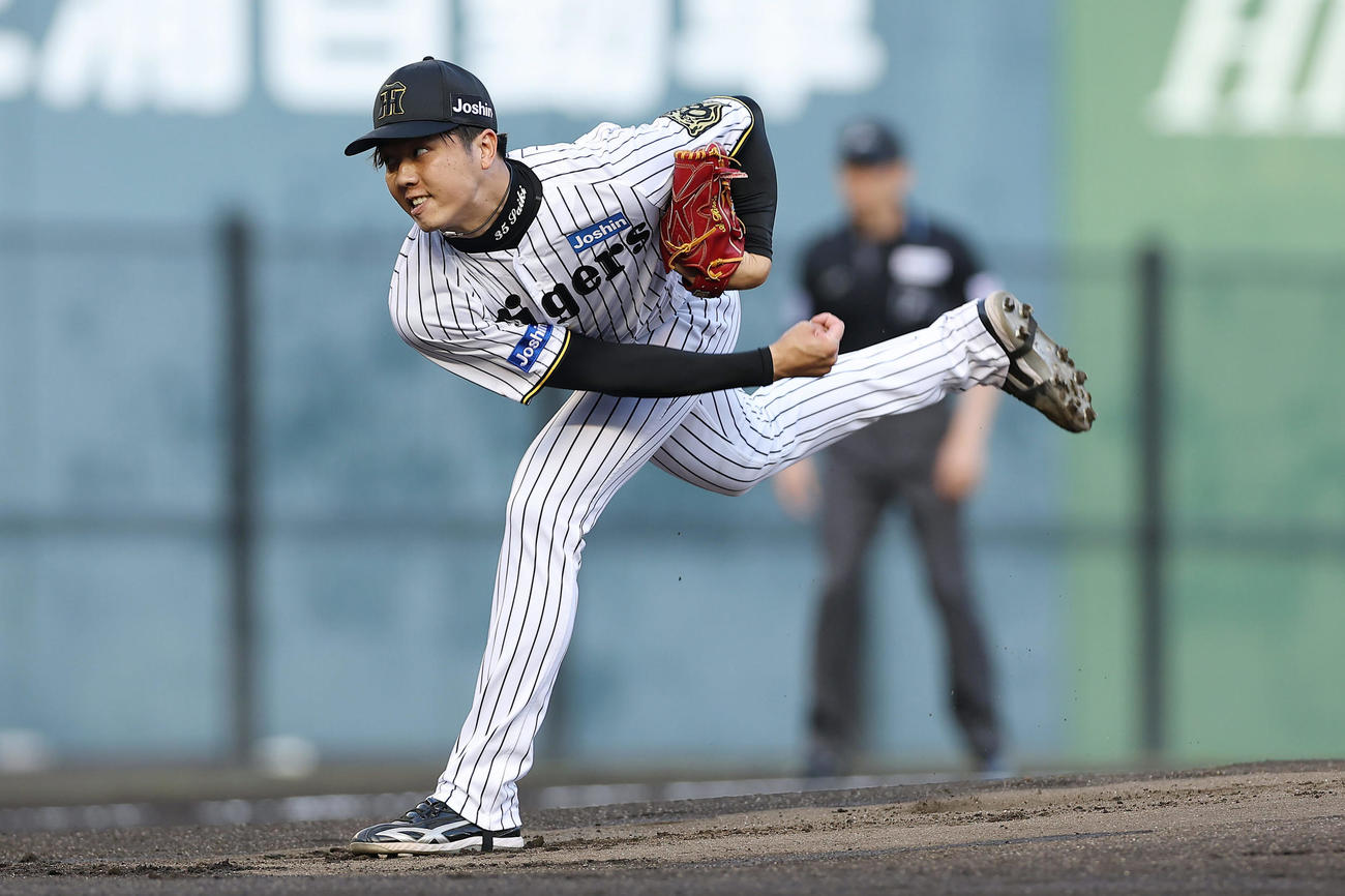 阪神対DeNA　力投する阪神先発の才木（撮影・前田充）