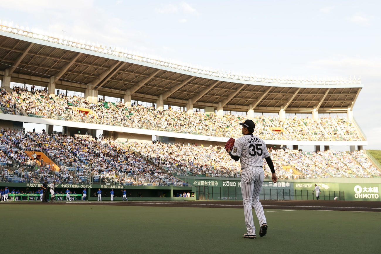 阪神対DeNA 1回表のマウンドへ向かう阪神先発の才木（撮影・前田充）