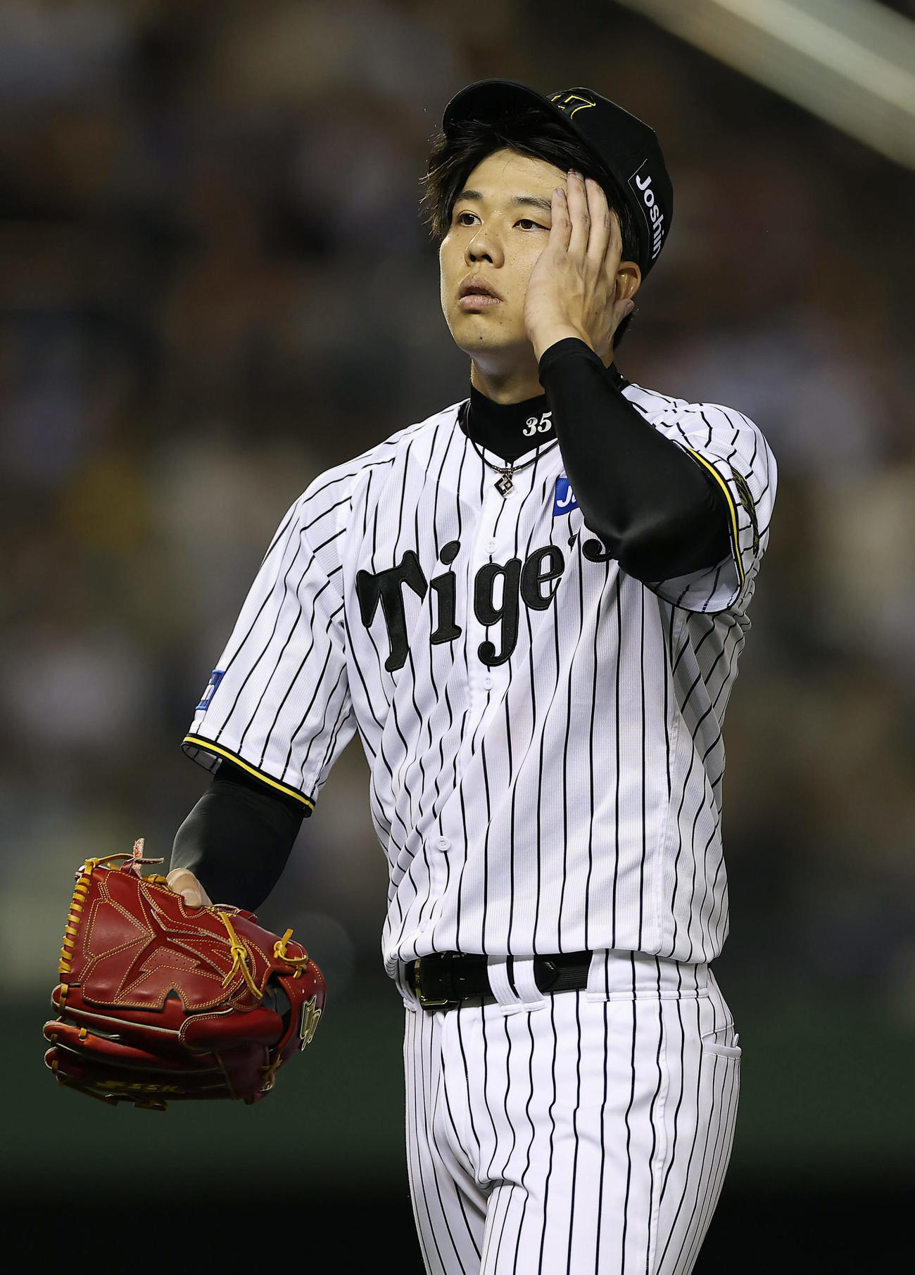 阪神対DeNA 7回表DeNA1死一、二塁、降板となり悔しそうにベンチへ下がる才木（撮影・前田充）