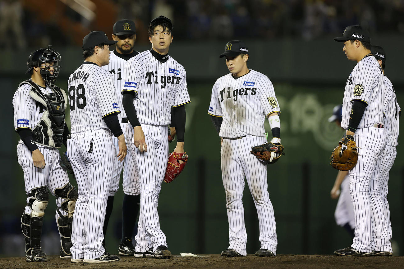 阪神対DeNA 7回表DeNA1死一、二塁、降板となり厳しい表情を見せる才木（左から4人目）（撮影・前田充）