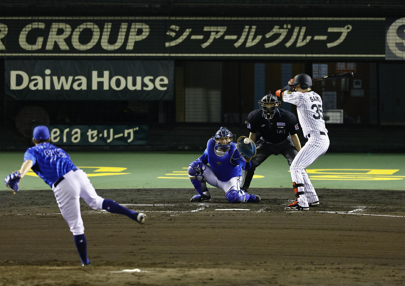 阪神対DeNA 6回裏阪神無死、才木は三振に倒れる。投手バウアー（撮影・藤尾明華）