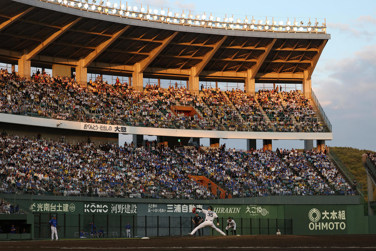 阪神対DeNA　力投する阪神先発の才木（撮影・前田充）