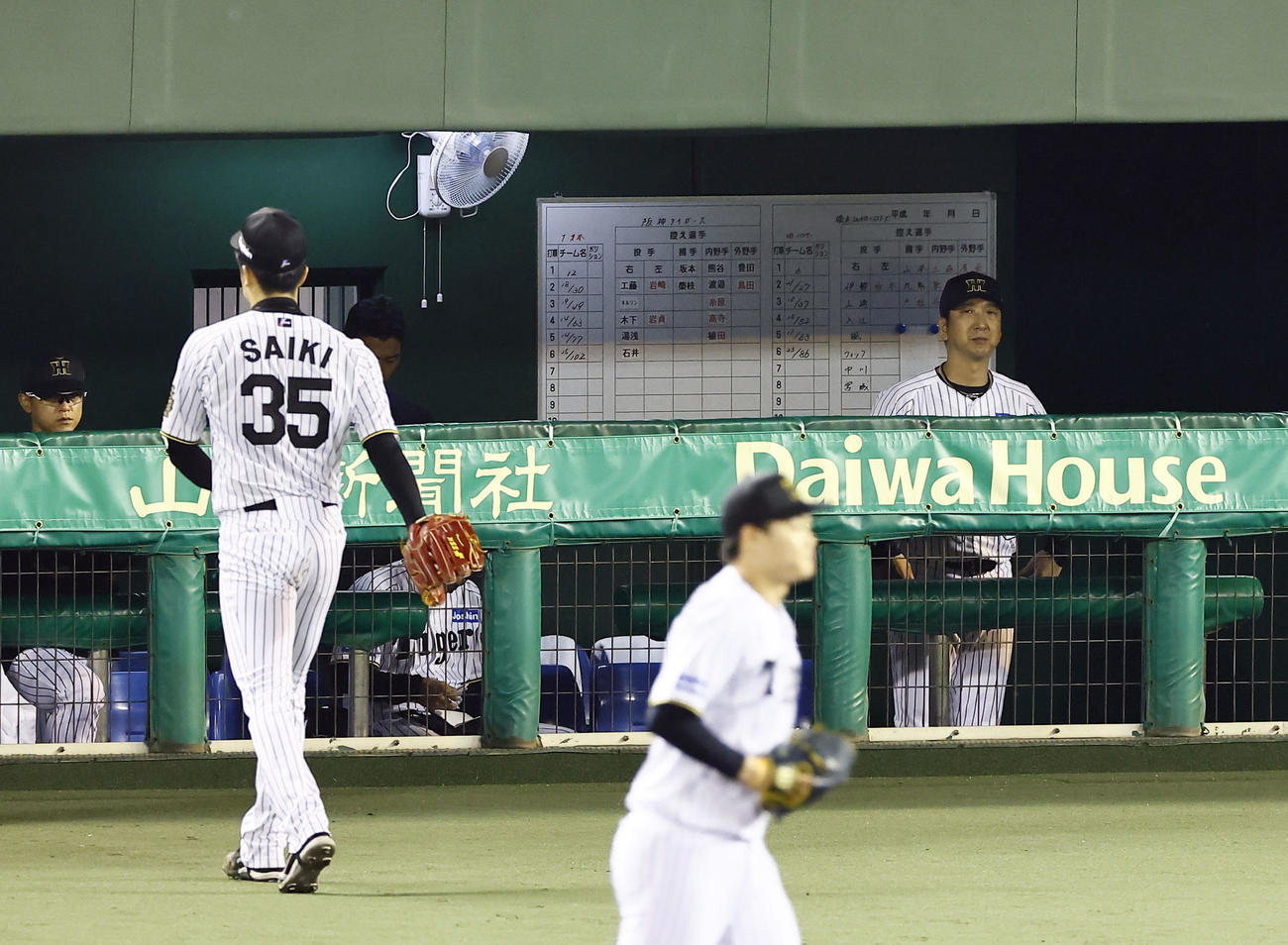 阪神対DeNA 7回表DeNA1死一、二塁、降板する才木とベンチの藤川監督（右）（撮影・藤尾明華）