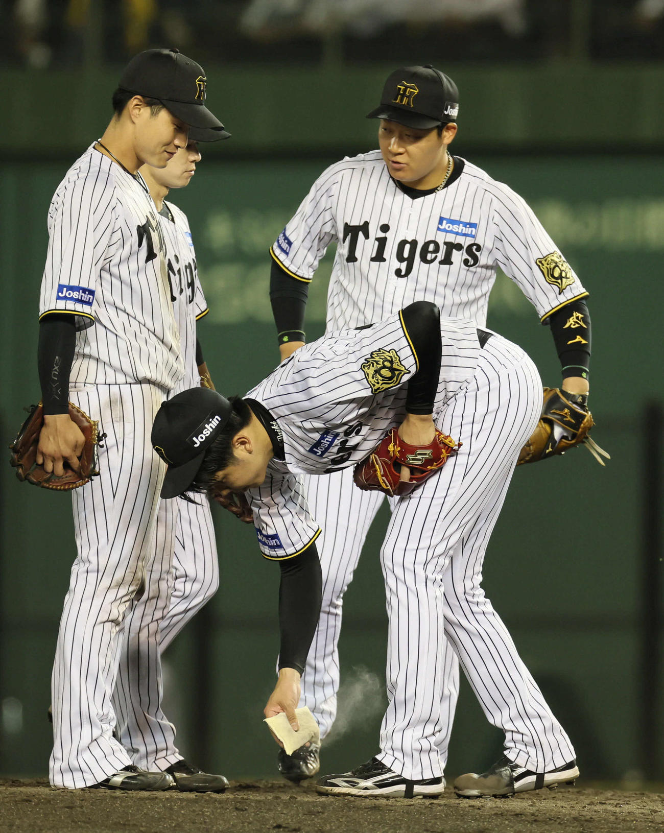 阪神対DeNA 7回表DeNA無死一塁、才木浩人は連続四球を与え、激励を受ける（撮影・宮崎幸一）