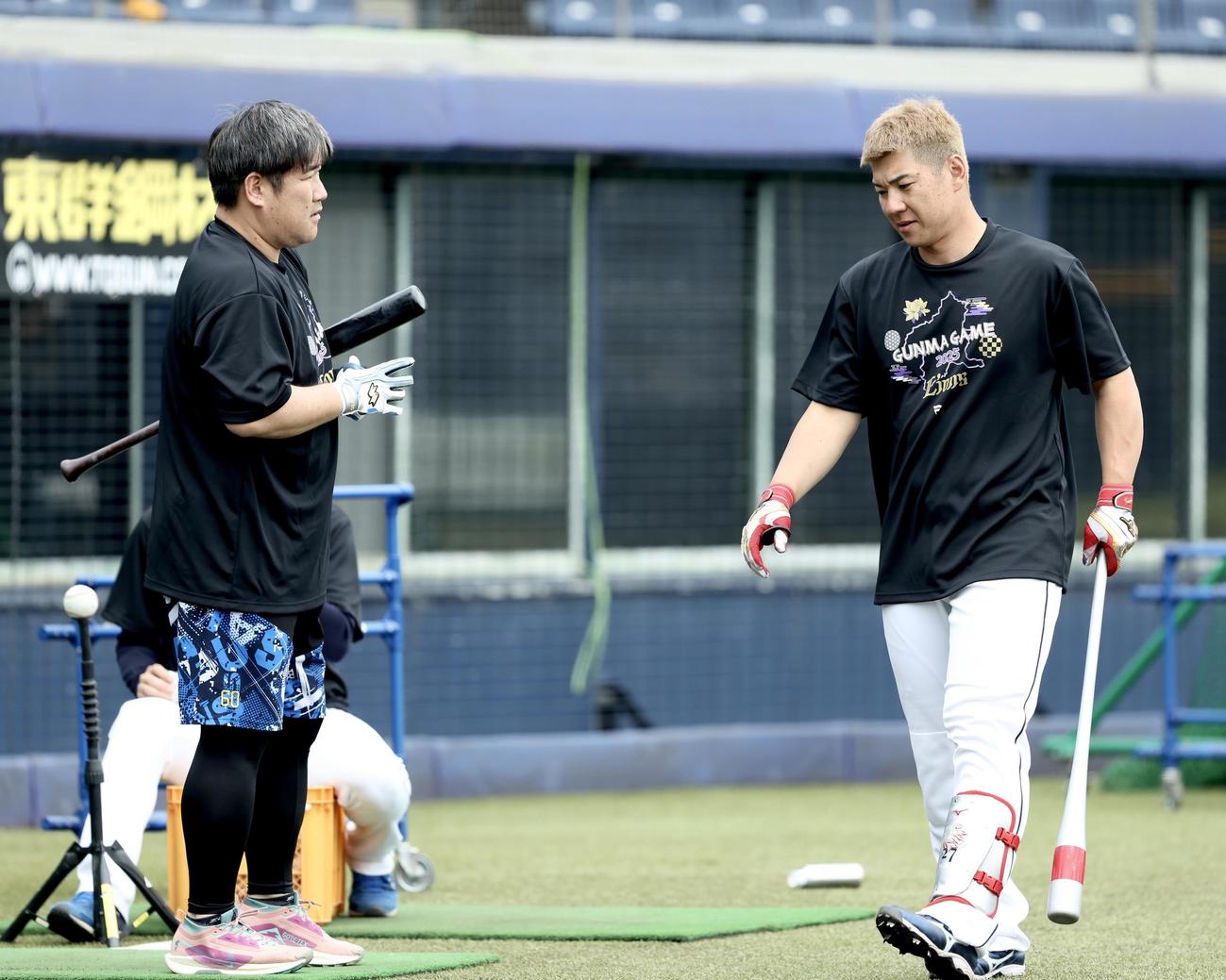 西武対楽天　試合前、練習に臨む西武中村（左）と炭谷（撮影・河田真司）