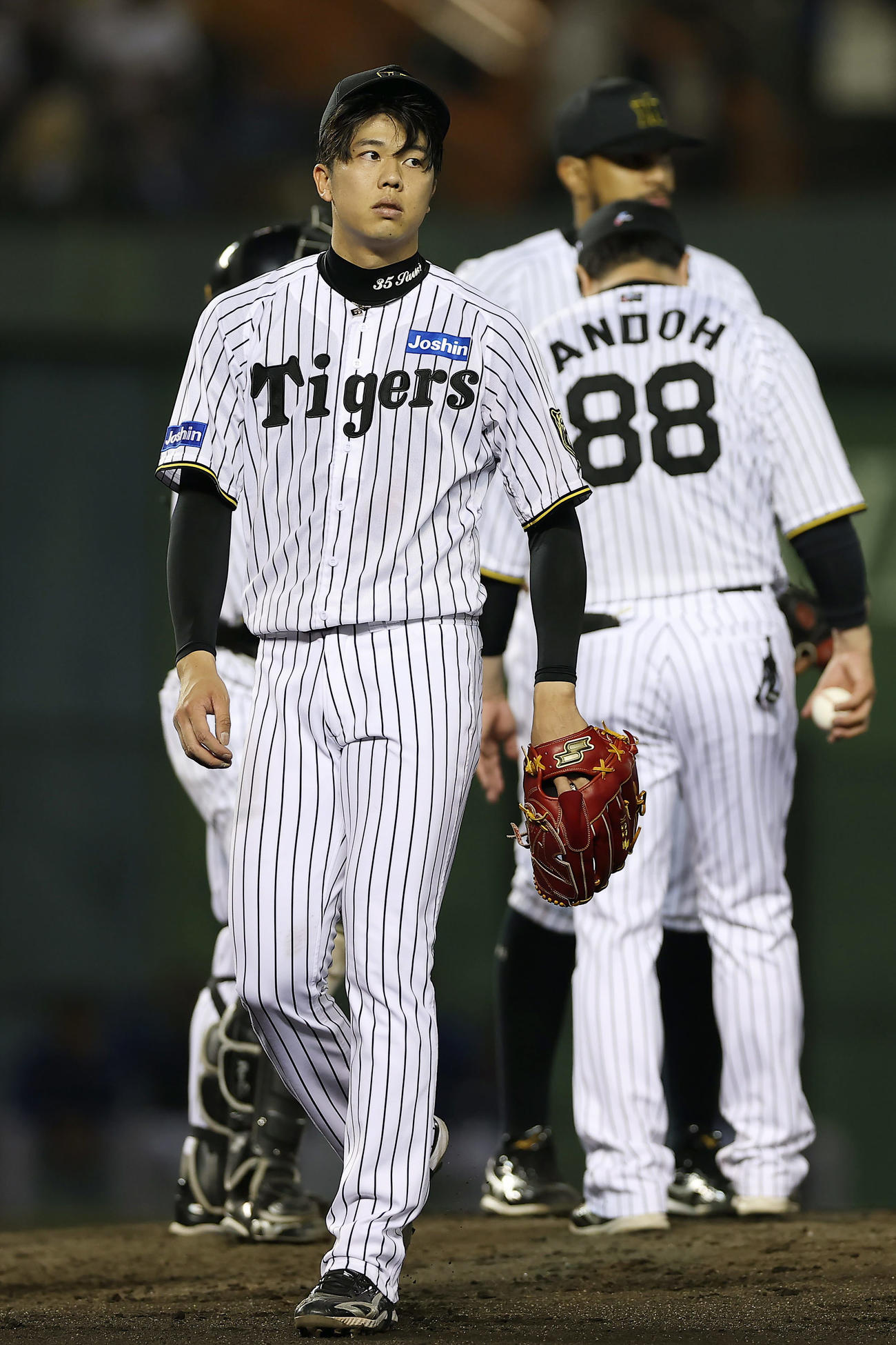 阪神対DeNA 7回表DeNA1死一、二塁、降板となり悔しそうにベンチへ下がる才木（撮影・前田充）