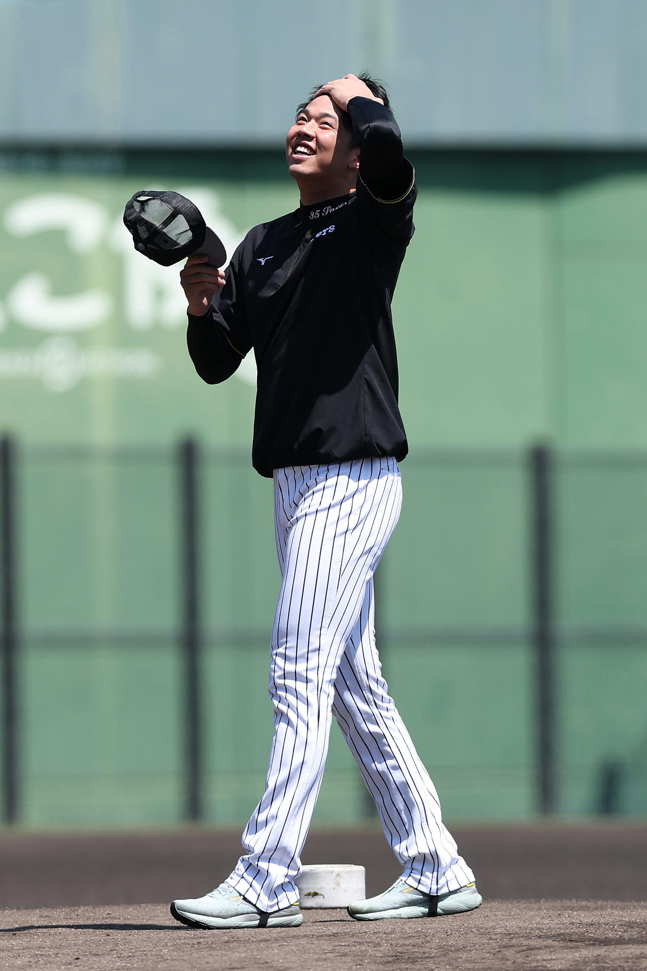 阪神対DeNA　試合前練習のマウンドで笑顔を見せる阪神才木（撮影・前田充）