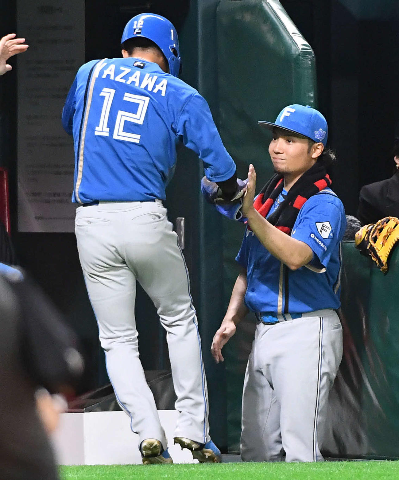ソフトバンク対日本ハム　8回表日本ハム1死二、三塁、五十幡の二野選で勝ち越しの生還をした矢沢（左）とタッチを交わす伊藤（撮影・岩下翔太）