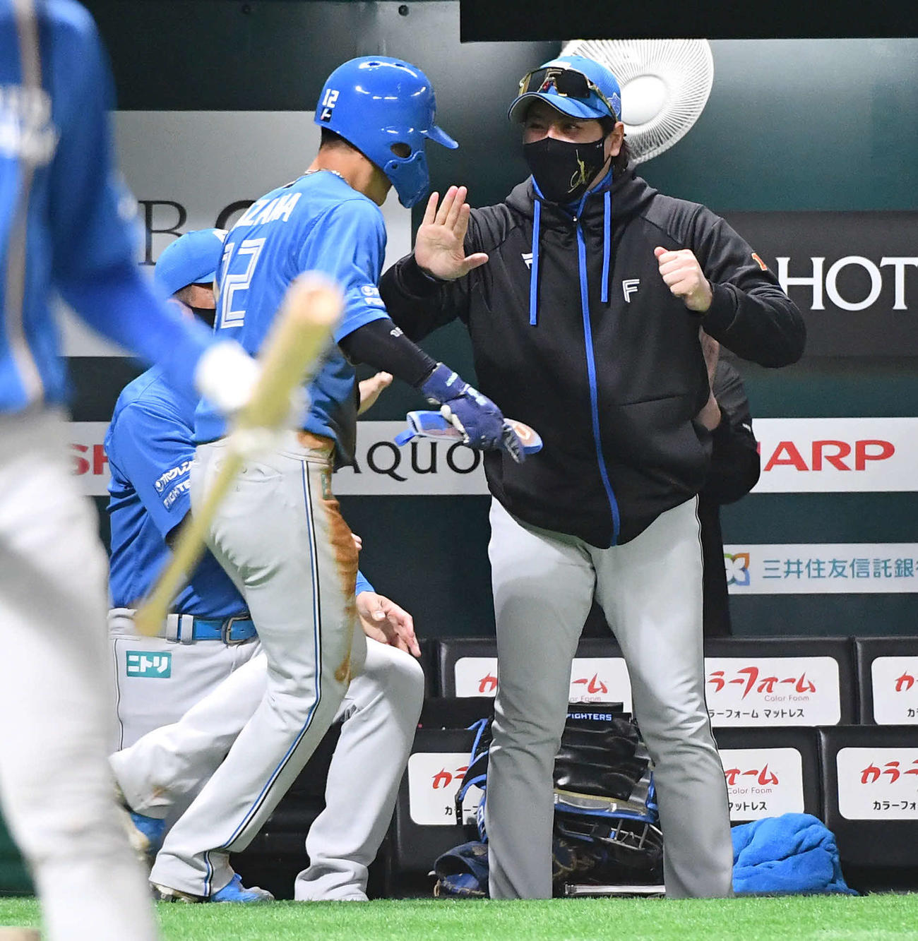 ソフトバンク対日本ハム　8回表日本ハム1死二、三塁、五十幡の二野選で勝ち越しの生還をした矢沢（左）と笑顔でタッチを交わす新庄監督（撮影・岩下翔太）