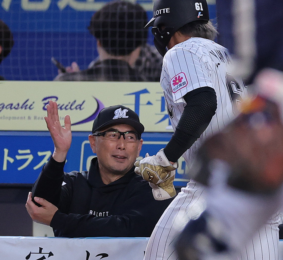 ロッテ対オリックス　2回裏ロッテ1死一、二塁、高部の先制右適時二塁打で生還した山本を迎える吉井監督（撮影・野上伸悟）