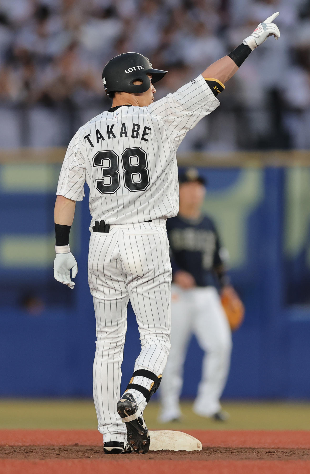 ロッテ対オリックス　2回裏ロッテ1死一、二塁、先制右適時二塁打を放ち喜ぶ高部（撮影・野上伸悟）