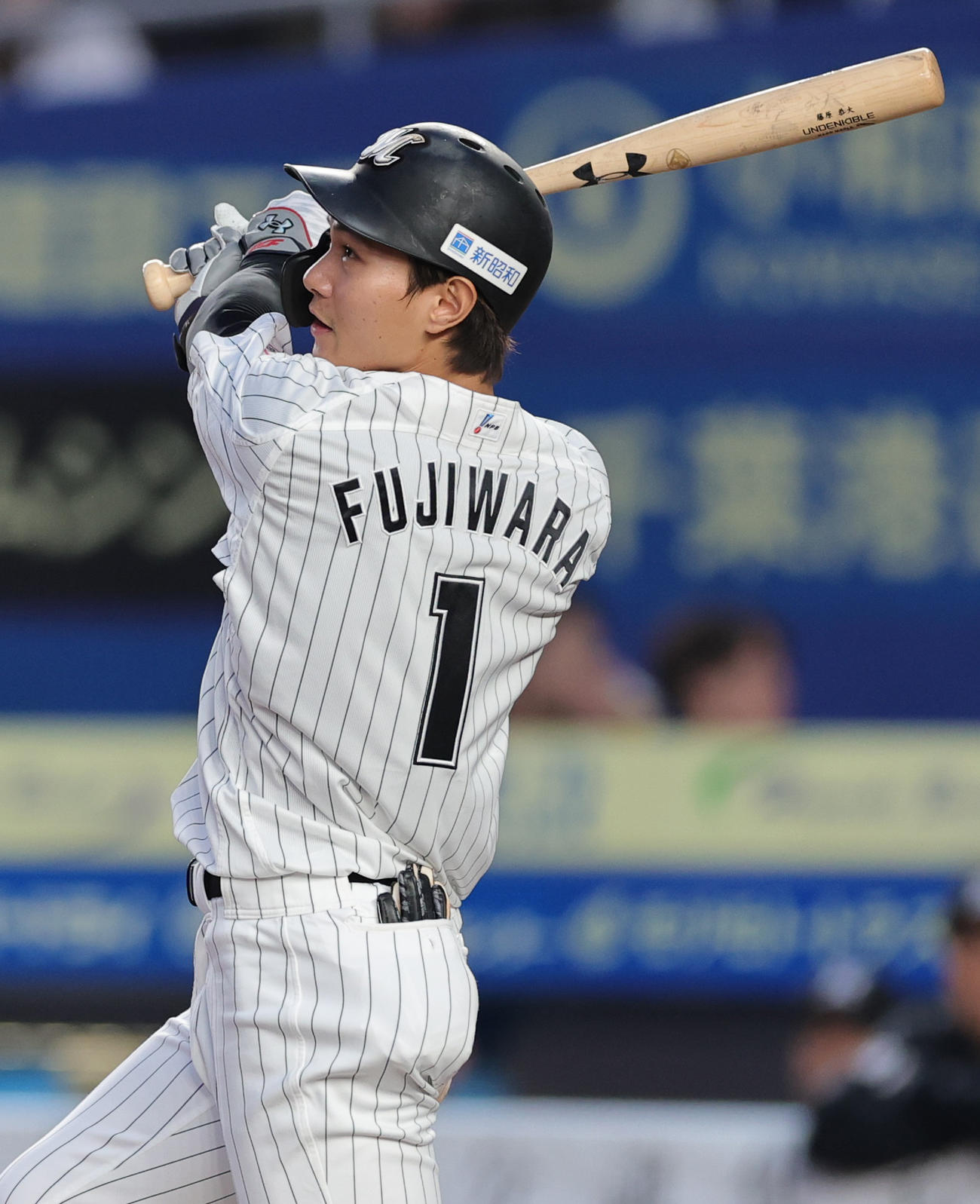 ロッテ対オリックス　2回裏ロッテ2死二塁、中前適時打を放つ藤原（撮影・野上伸悟）