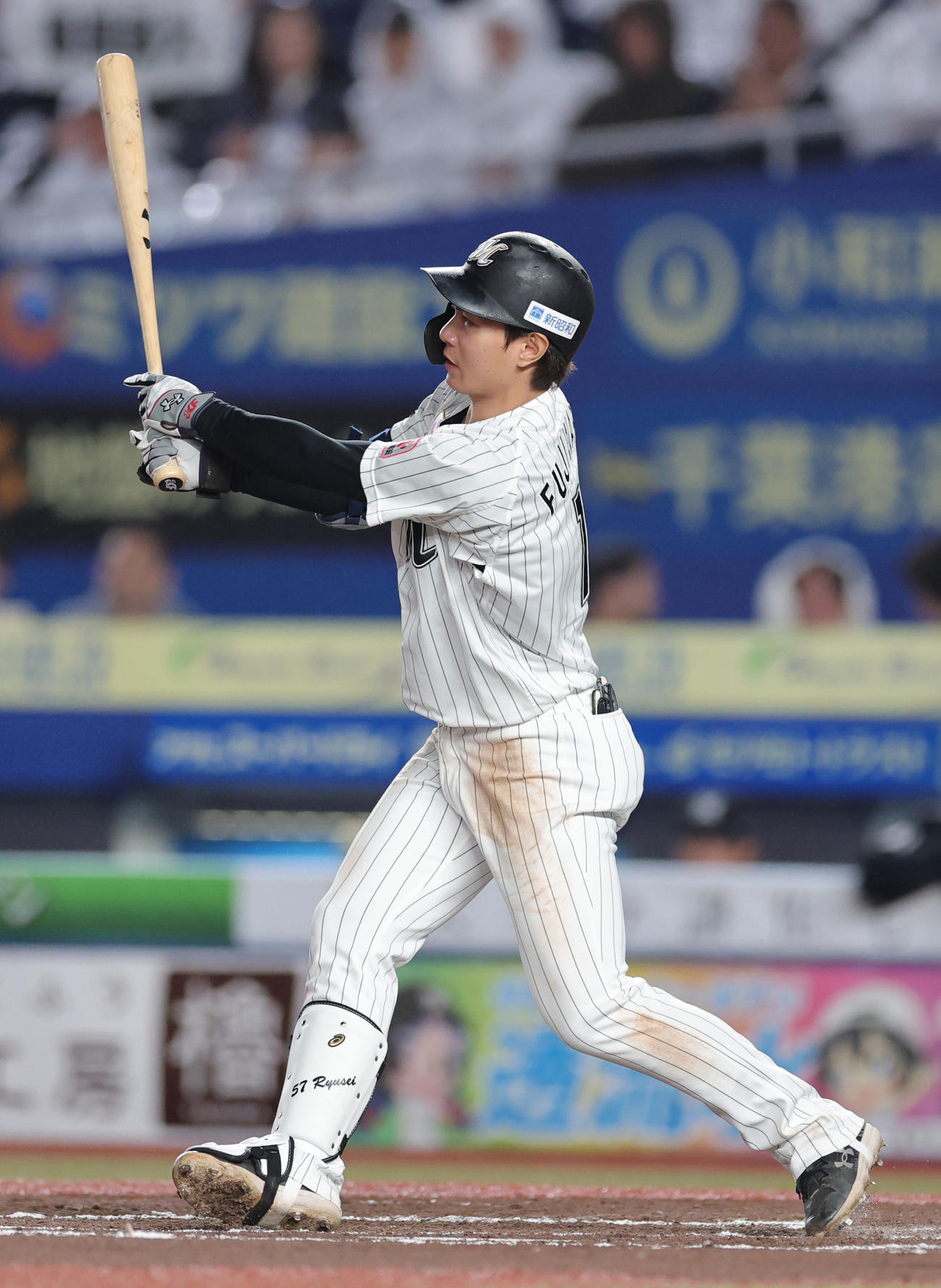 ロッテ対オリックス　6回裏ロッテ2死一、二塁、右前打を放つ藤原（撮影・野上伸悟）
