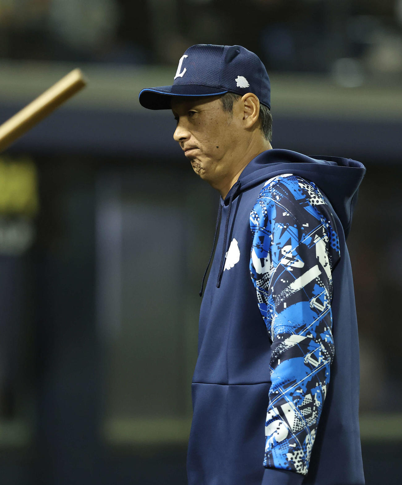 西武対楽天　7回裏を終え、選手交代を告げる西口監督（撮影・河田真司）