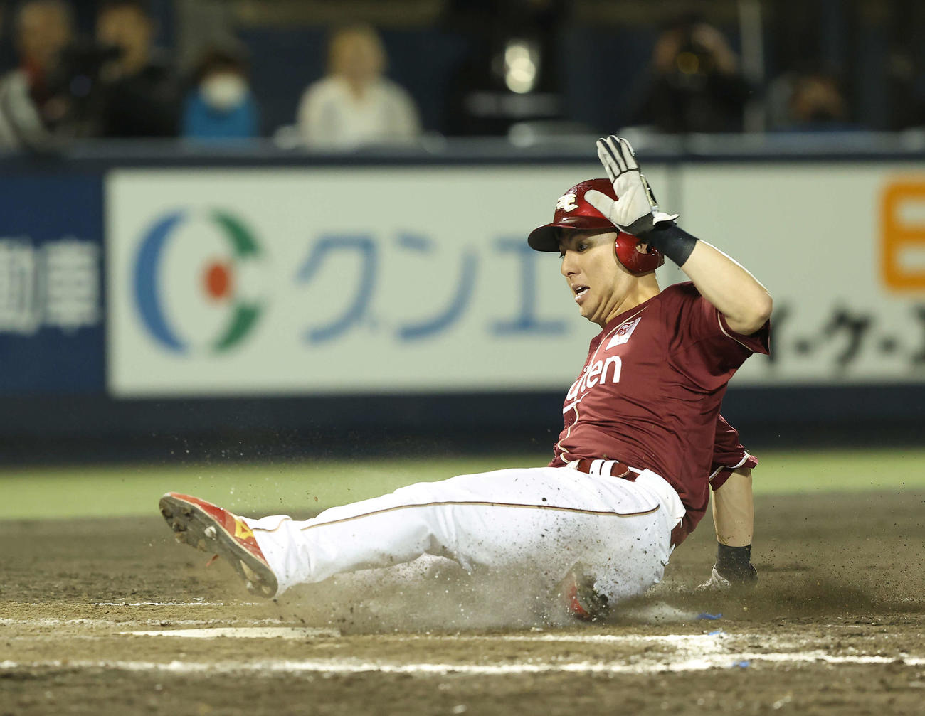 西武対楽天　8回表楽天1死一、三塁、打者宗山の時、ウィンゲンターの暴投で生還する村林（撮影・河田真司）