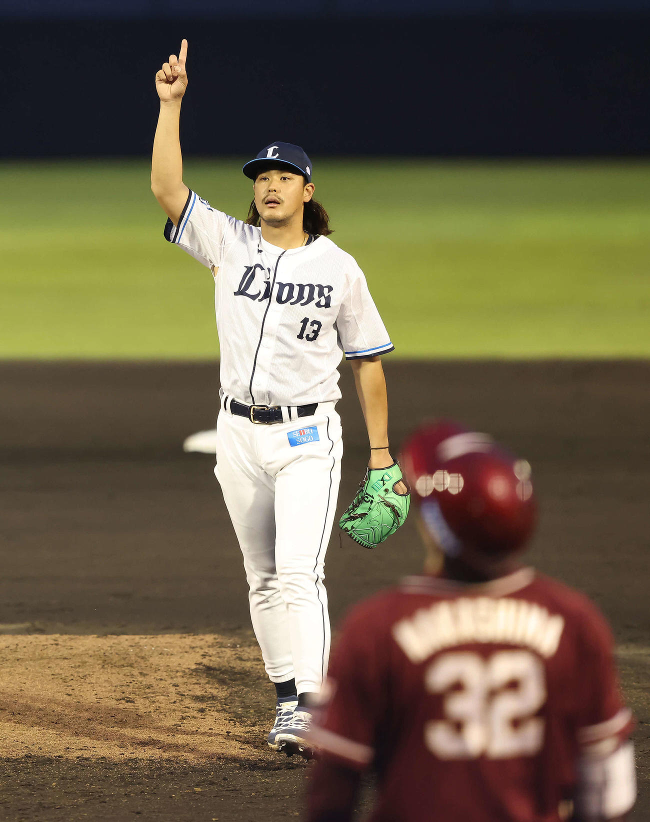 西武対楽天　3回表楽天無死一塁、中島を三邪飛に仕留める高橋（撮影・河田真司）
