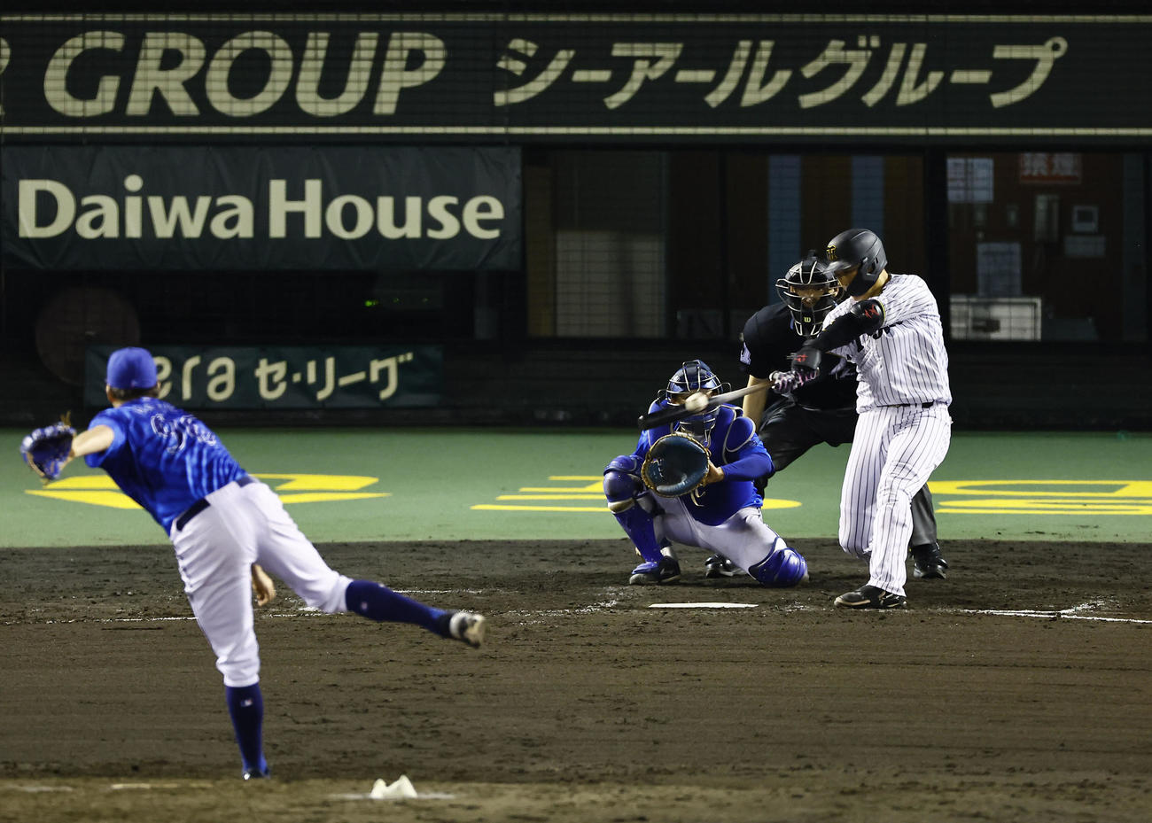 阪神対DeNA 7回裏阪神無死、大山は左中間に安打を放つ。投手バウアー（撮影・藤尾明華）