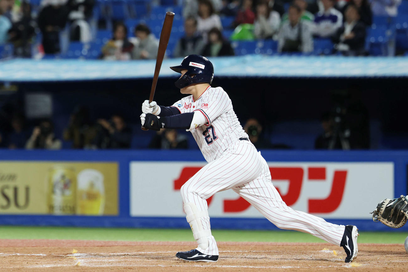 ヤクルト対中日　8回裏ヤクルト無死一塁、中前打を放つ代打中村悠（撮影・宮地輝）