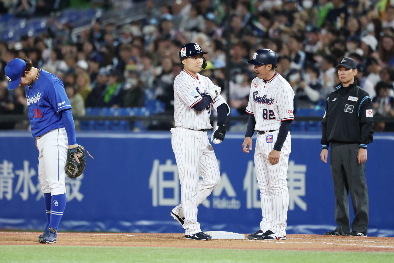 ヤクルト対中日　8回裏ヤクルト無死一塁、中前打を放った代打中村悠（撮影・宮地輝）