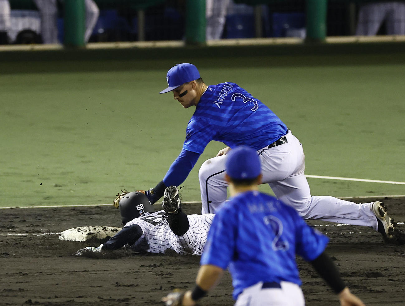 阪神対DeNA 8回裏阪神1死一塁、近本のとき代走植田がけん制でアウトになる。野手オースティン（撮影・藤尾明華）